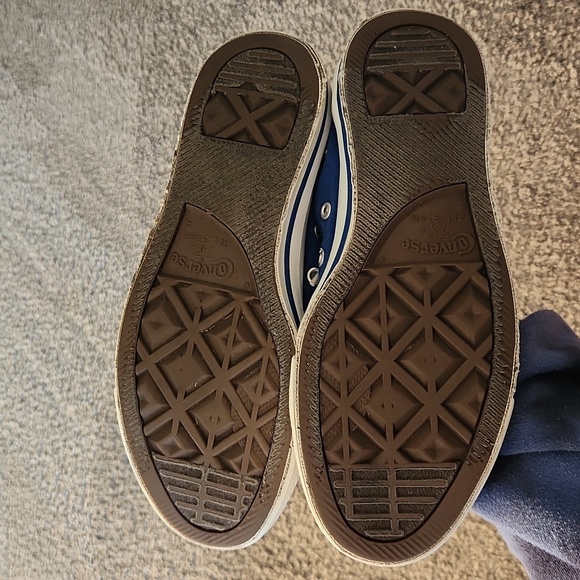 Blue low-top converse - Picture 5 of 13